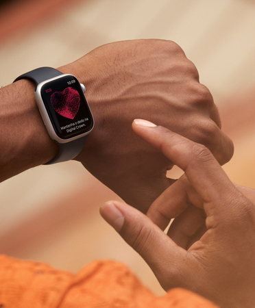 Uma pessoa usa o Apple Watch Series 11 para fazer um ECG no lugar onde está