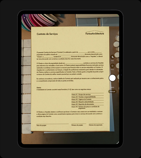 Parte da frente do iPad Pro na vertical na cor preto-espacial, mostrando na tela um contrato de serviços escaneado com as linhas de texto e a assinatura claramente visíveis