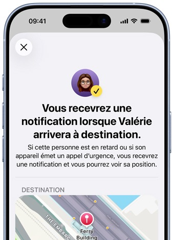Écran d’iPhone confirmant qu’une notification Localiser a été configurée, le message indique « Vous recevrez une notification lorsque Pedro arrivera à destination », une carte affichant une position est épinglée dans le bas de l’écran