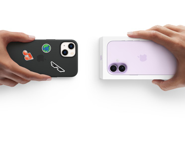 Deux mains échangeant un iPhone 13 avec étui en silicone, autocollants à l’arrière, contre un nouvel iPhone 17 dans la boîte.