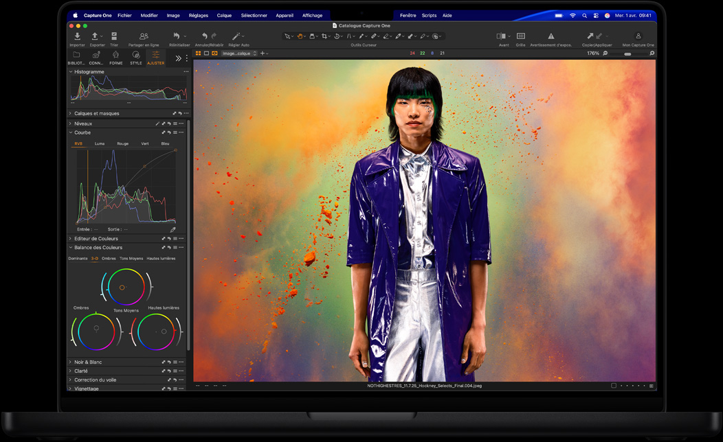 Écran d’un MacBook Pro montrant la retouche d’une photo d’une personne dans Capture One