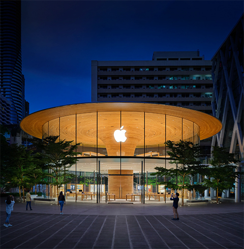 夜幕下一家 Apple Store 零售店的外观。