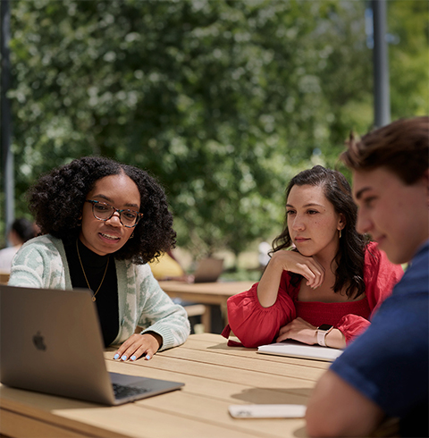 几个 Apple 实习生在 Caffè Macs 一起工作。