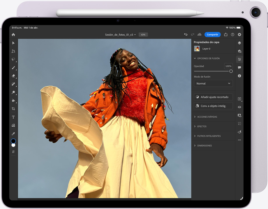 iPad Air con un Apple Pencil Pro adherido en la parte superior, parte frontal, muestra Adobe Photoshop con una imagen en proceso de edición