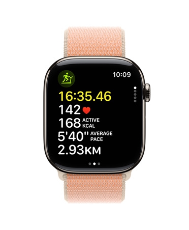 Zlaté Apple Watch Series 11, na displeji aplikace Cvičení se zobrazenými běžeckými ukazateli včetně času, tepové frekvence, aktivních kalorií, průměrného tempa a vzdálenosti