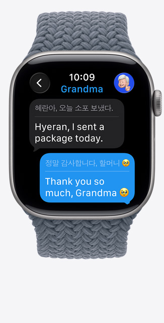 Apple Watch Series 11, pouzdro z vesmírně šedého hliníku, okamžité tlumočení převádí napsanou zprávu iMessage do angličtiny, pletený navlékací řemínek, ocelově modrá barva