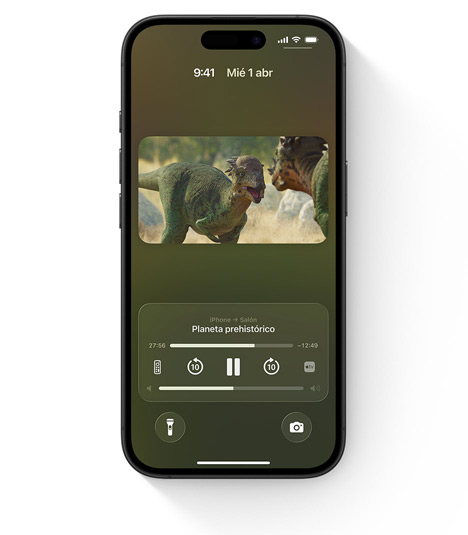 Un iPhone muestra los controles integrados del Apple TV