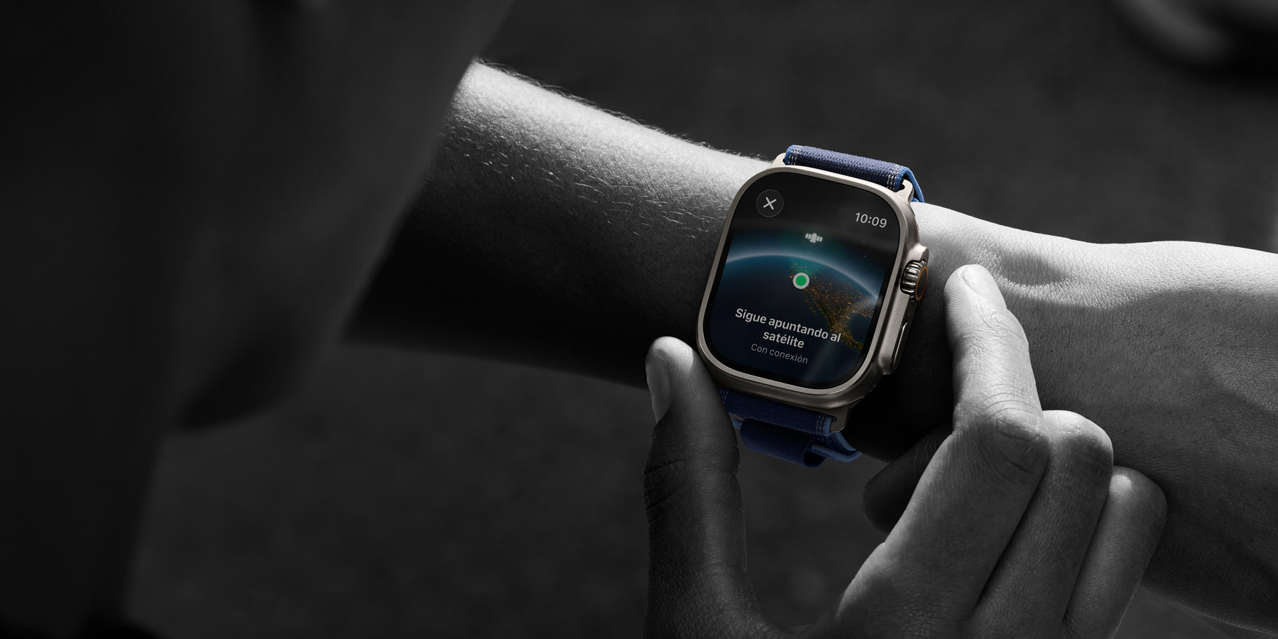 Una persona lee un mensaje en la app Mensajes del Apple Watch Ultra 3
