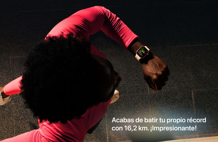 Foto de un hombre que utiliza el Apple Watch para registrar su carrera