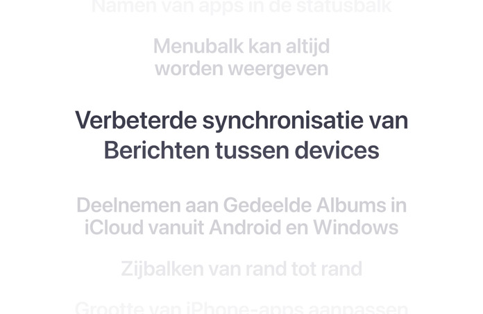 Een verticale lijst met features, met ‘Verbeterde synchronisatie van Berichten tussen devices’ in het midden in een vet lettertype. De features erboven en eronder vervagen in de achtergrond.