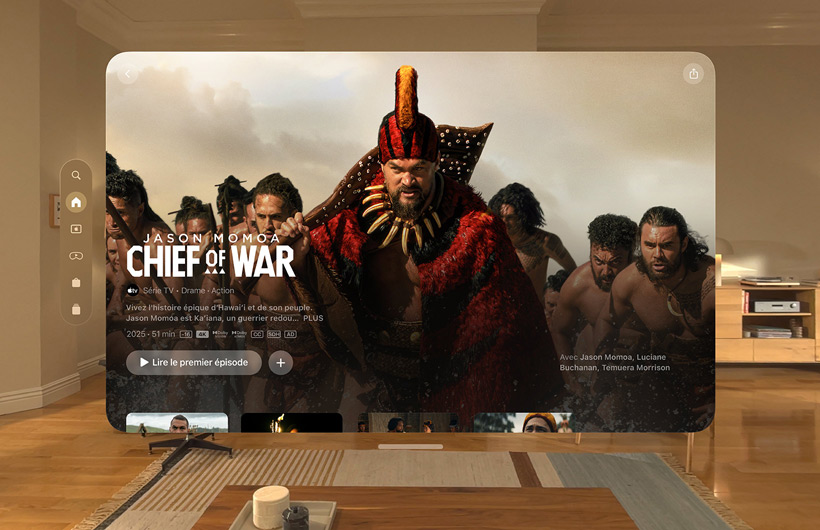 L’expérience Apple TV sur Apple Vision Pro est affichée dans un salon, avec une image fixe de la série Apple TV Chief of War