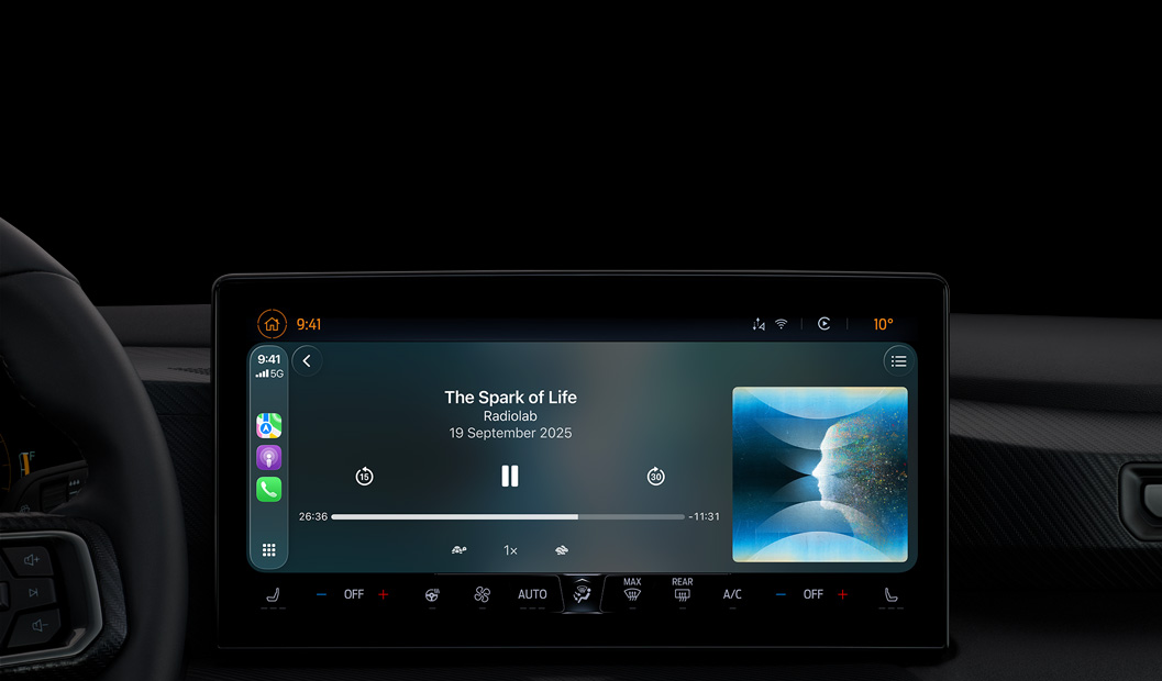 汽車內部，中央控制台顯示器顯示 Apple Podcast 透過 CarPlay 播放，正在播放 Radiolab 的 podcast《The Spark of Life》，播放控制項目包括倒轉、暫停和快轉。
