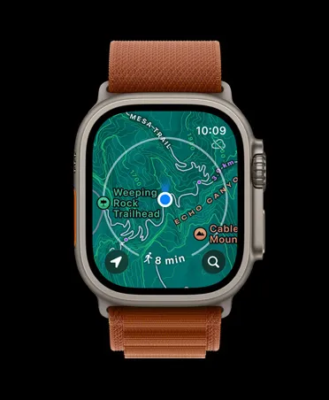 Apple Watch Ultra 3，採用原色鈦金屬錶殼，配以赤陶色登峰手環；螢幕顯示離線地圖指引接下來的路線