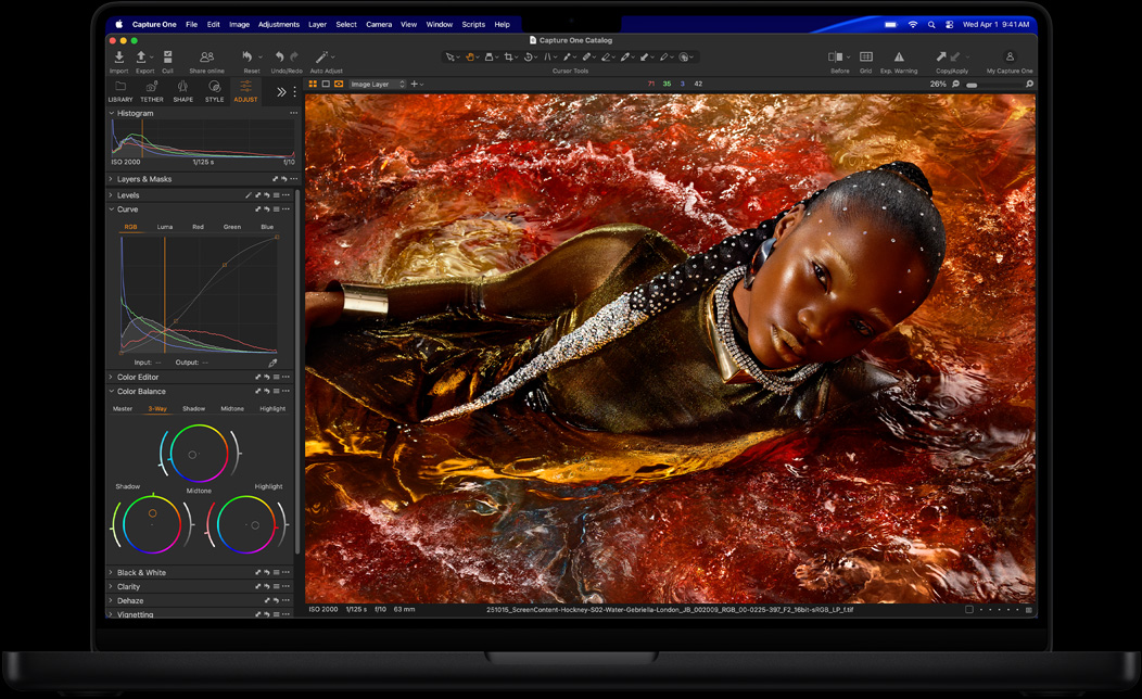 Egy emberről készült fotó szerkesztése a Capture One-ban, egy MacBook Pro kijelzőjén