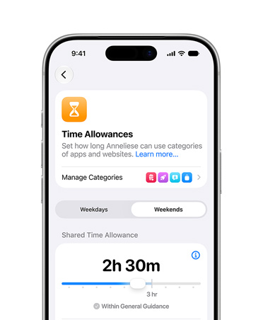 Egy ezüstszínű iPhone 17 Pro kijelzőjén a Beállítások láthatók. Az Időkeretek és a Képernyőidő-ütemezés funkciók segítségével a szülő időkereteket és engedélyezett médiakategóriákat állíthat be gyermeke számára.