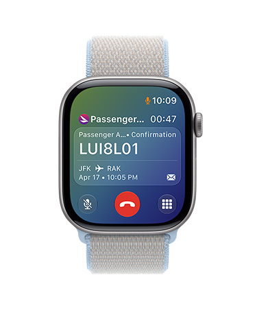 Apple Watch Series 11, Abu-abu, bagian bawah layar menampilkan panggilan telepon aktif dengan nomor layanan pelanggan maskapai penerbangan, bagian atas layar menampilkan informasi penerbangan yang relevan, termasuk nomor konfirmasi, lokasi keberangkatan dan kedatangan, tanggal dan waktu penerbangan