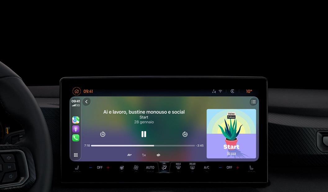 Interno di un’auto, il display della console centrale mostra l’app Podcast di Apple tramite CarPlay, in riproduzione c’è il podcast The Spark of Life, di Radiolab. I controlli di riproduzione includono: vai indietro, pausa, vai avanti.