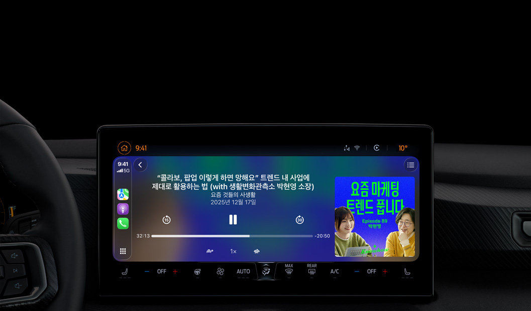 자동차 내부, Apple 팟캐스트가 재생되고 있는 센터 콘솔 디스플레이, CarPlay를 통해 “요즘 것들의 사생활” 팟캐스트의 ‘콜라보, 팝업 이렇게 하면 망해요’ 트렌드 내 사업에 제대로 활용하는 법 에피소드가 재생되고 있습니다. 재생 제어에는 뒤로 건너뛰기, 일시 중지 및 앞으로 건너뛰기가 포함됩니다.
