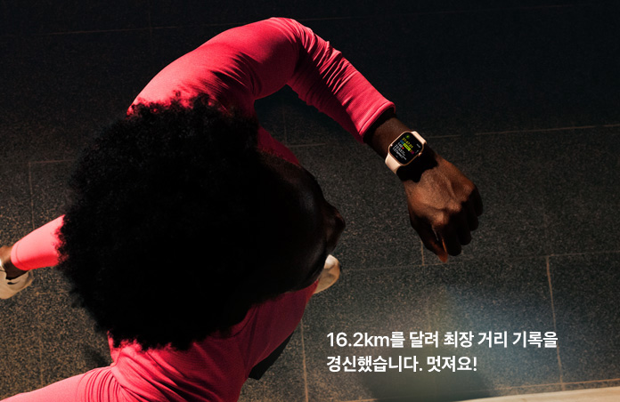 Apple Watch를 사용해 달리기 데이터를 확인하는 남성의 사진