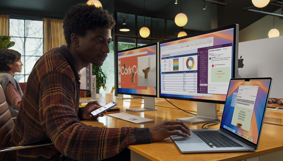 Personas que usan la Mac en un entorno laboral