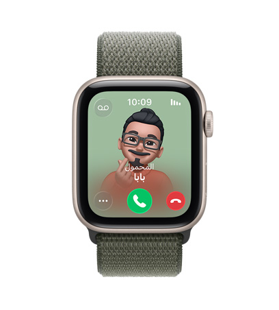 Apple Watch SE 3 بإطار من الألومنيوم ولون ضوء النجوم، ومكالمة واردة من 'بابا'، وصورة لجهة الاتصال على شكل ميموجي، وزر قبول المكالمة وزر رفض المكالمة، وحزام رياضي بلون أخضر الغابات