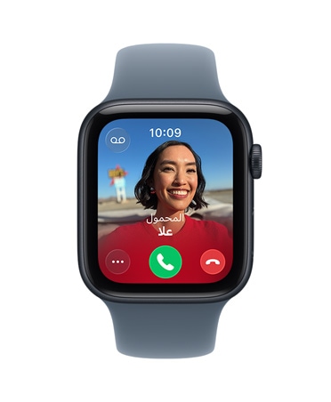 Apple Watch SE 3 بإطار من الألومنيوم ولون سماء الليل، ومكالمة واردة، وصورة جهة الاتصال، وزر قبول المكالمة، وزر رفض المكالمة، والجزء الخارجي الأيمن يُظهِر التاج الرقمي، وحزام رياضي بلون ليلكي ضبابي