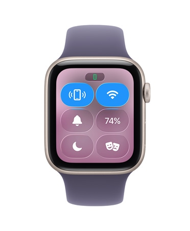 Apple Watch SE 3 بإطار من الألومنيوم ولون ضوء النجوم، ومركز التحكم، وأيقونة 'رنين على iPhone'، والجزء الخارجي الأيمن يُظهِر التاج الرقمي، وحزام رياضي بلون ليلكي ضبابي