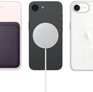 جهاز iPhone 17e، الجزء الخارجي الخلفي، لون زهري ناعم، محفظة من نسيج محبوك مع MagSafe مثبتة، جهاز iPhone 17e، الجزء الخارجي الخلفي، لون أسود، شاحن MagSafe مثبت، جهاز iPhone 17e، الجزء الخارجي الخلفي، لون أبيض، حافظة شفافة مع MagSafe مثبتة