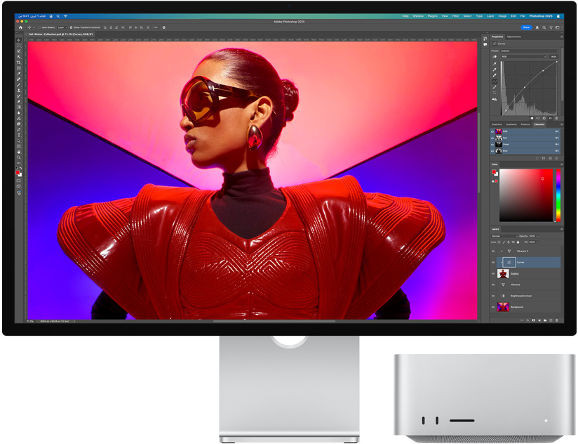 صورة تعرض شاشة Studio Display وجهاز Mac Studio معاً