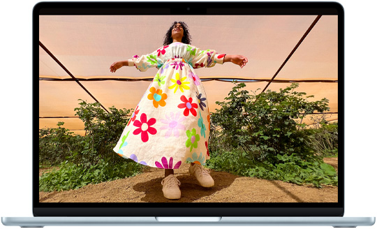 صورة لجهاز MacBook Air مقاس 13 إنش تعرض شاشة ريتنا ليكويد