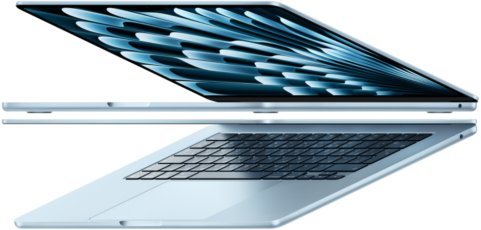 اثنان من أجهزة لابتوب MacBook Air باللون الأزرق السماوي مفتوحان على شكل سهم، فتبرز نحافة التصميم