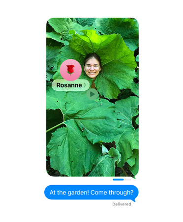 شاشة تعرض صورة فتاة واقفة وسط نبتة مورقة ويتم إرسالها في تطبيق الرسائل، يظهر شريط حالة مؤشر الإرسال لإبراز تقدم عملية الإرسال، تظهر الرسالة المرسلة أسفل الصورة، ونصها كما يلي: ?At the garden! come through