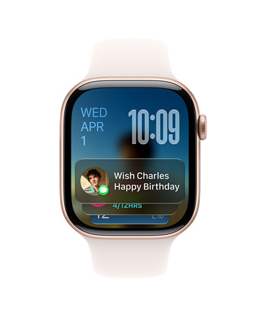 Apple Watch Series 11‏، لون ذهبي وردي مع حزام خوخي متورد، تعرض واجهة الساعة التاريخ في أعلى اليسار، والوقت في أعلى اليمين، وأداة الرسائل في الأسفل
