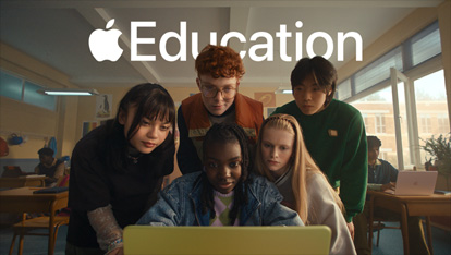 課室中，五名學生進行協作，共享一部橘黃色的 MacBook Neo，投入生動有趣的學習體驗。