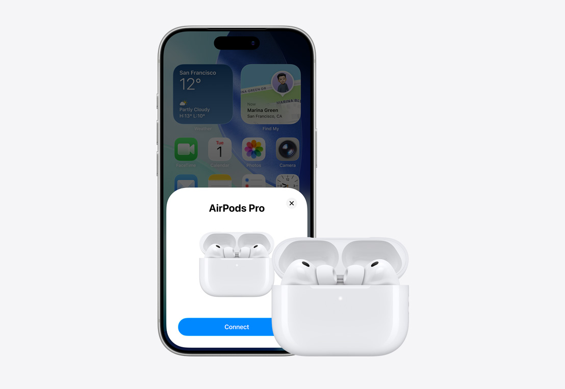 iPhone 機身正面，螢幕顯示 AirPods 連接的彈出式視窗，AirPods 置於打開的充電盒中，在 iPhone 旁邊