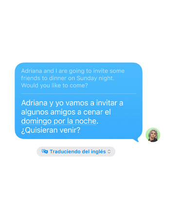 La funcionalidad Traducción en Vivo en Mensajes en uso muestra una traducción de inglés a español