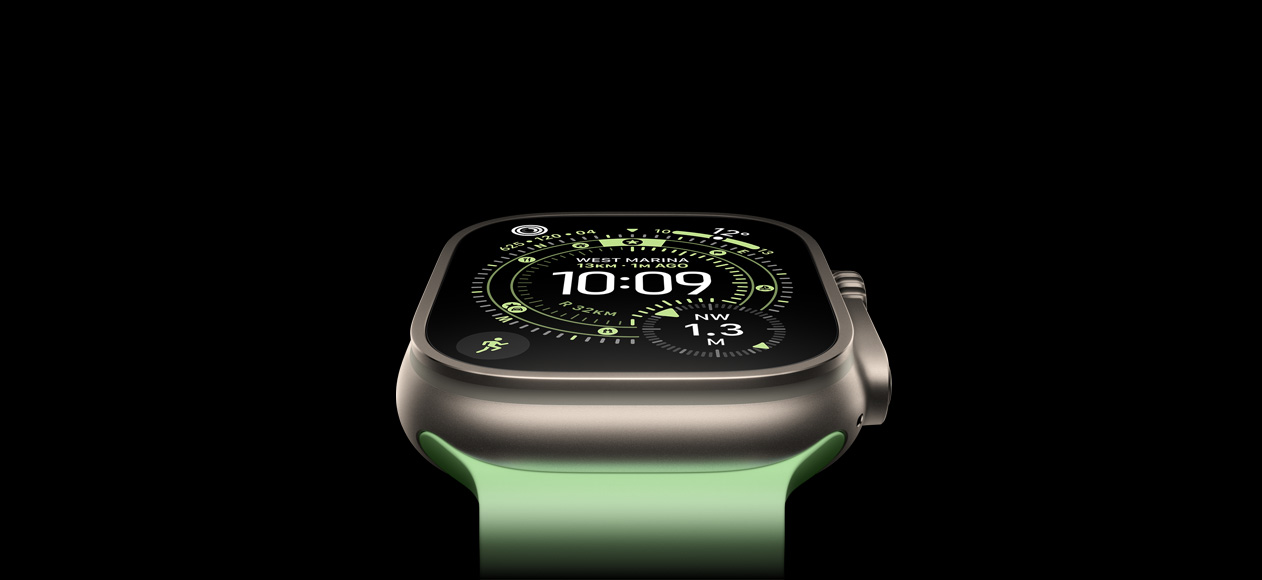 Apple&nbsp;Watch&nbsp;Ultra&nbsp;3, kryt vo&nbsp;farbe prírodný titán, kompas na&nbsp;ciferníku Orientácia, neónovo zelený oceánsky remienok