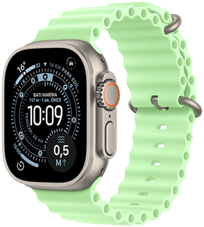 Apple Watch Ultra 3, natürel renk, titanyum kasa, Yön Bulma özellikli saat kadranı, sağ dış görünüm, Digital Crown, mikrofon, yan düğme, Ocean Band, neon yeşil renk