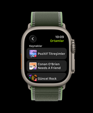 Apple Watch Ultra 3, natürel renk, titanyum kasa, Apple Music antrenman çalma listesi önerileri, kordon, mavi/parlak mavi Trail Loop