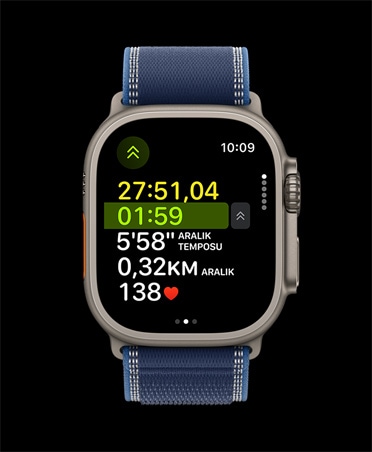 Apple Watch Ultra 3, natürel renk, titanyum kasa, gelişmiş Koşu (Dış) antrenmanı ölçümleri, kordon, Trail Loop, mavi parlak mavi renk