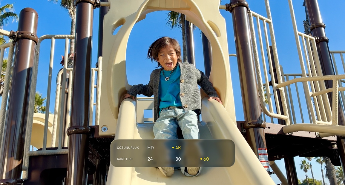 Bir 4K video karesi, çözünürlük ve kare hızı dahil olmak üzere video çekim seçenekleri gösteriliyor