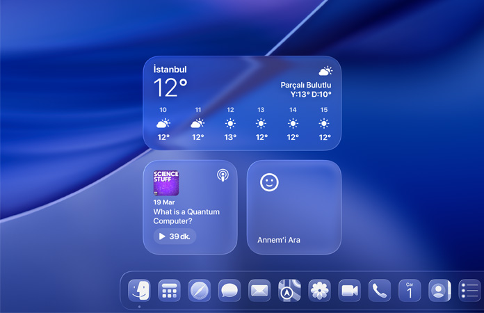 macOS Tahoe ekranındaki Liquid Glass tasarımlı Hava Durumu, Podcast’ler ve Anımsatıcılar araç takımları
