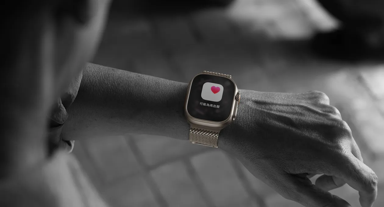一個人正在 Apple Watch Ultra 3 上查看來自「健康」app 的高血壓提示。
