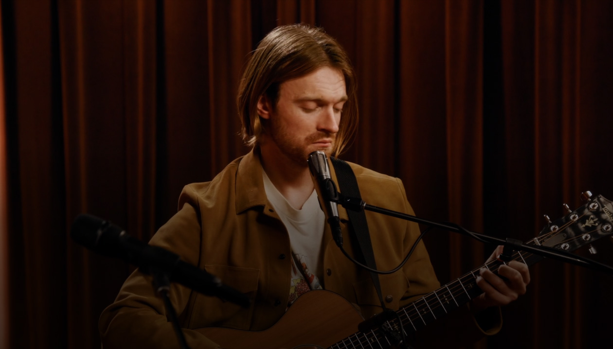 Kacey Musgraves y FINNEAS cantan y tocan la guitarra juntos