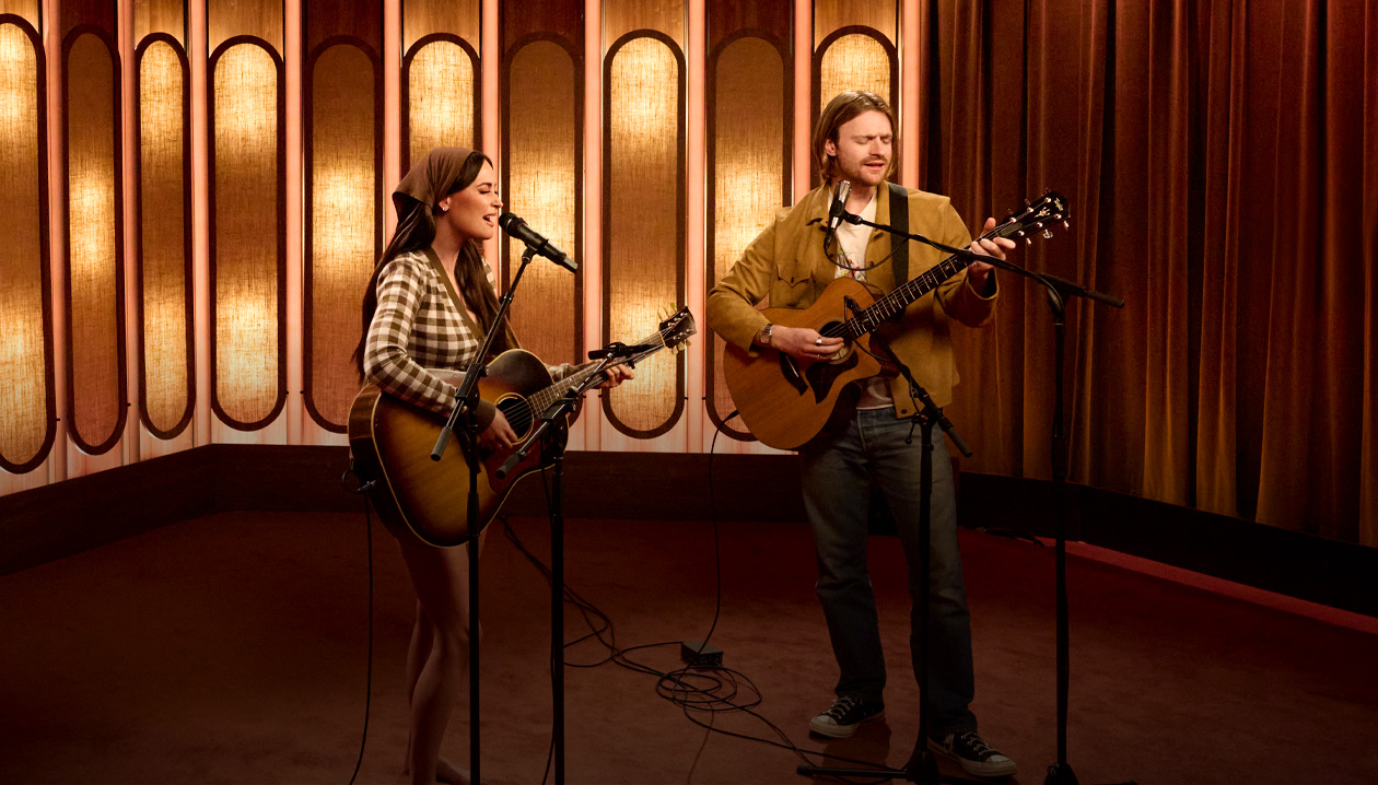 Kacey Musgraves y FINNEAS cantan y tocan la guitarra juntos