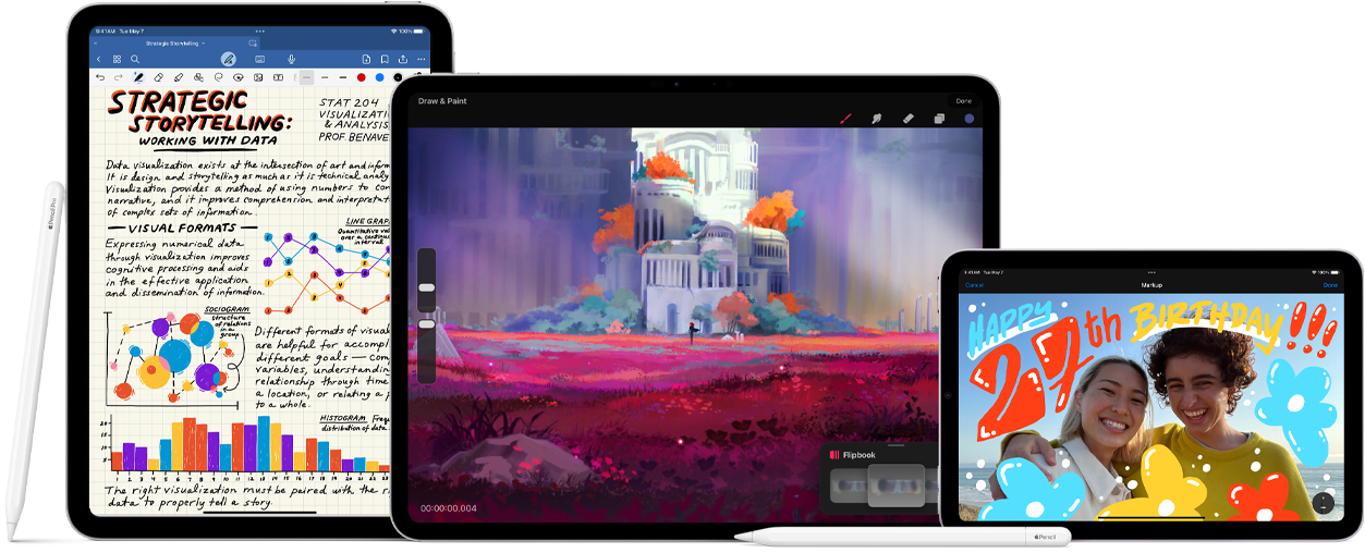 Az Apple Pencil Pro és az USB-C-s Apple Pencil képe több iPad készülék mellett, amelyeken az Apple Pencillel készített kézírásos jegyzetek és színes illusztrációk jelennek meg.