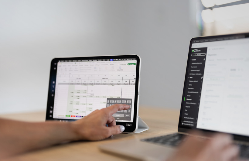 Sidecar biến iPad thành màn hình thứ hai, giúp Kiểm Soát Viên Tài Chính Gabrielle Pelletier có thêm không gian cho những công việc nặng về dữ liệu trong Excel và QuickBooks.