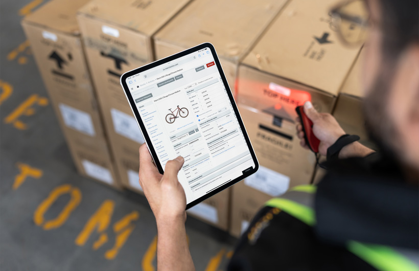 Quản Lý Kho Hàng Inston Gurdian sử dụng iPad để tinh giản hoạt động kiểm soát tồn kho và vận chuyển.