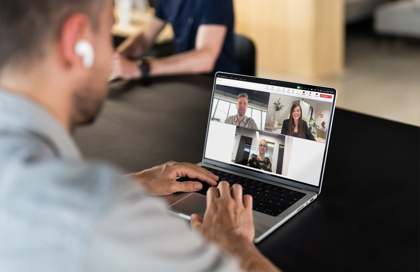 Mac tương thích với các ứng dụng doanh nghiệp thiết yếu như Microsoft Teams, qua đó giúp Giám Đốc Tiếp Thị Số Clément Boës giữ kết nối và làm việc hiệu quả.