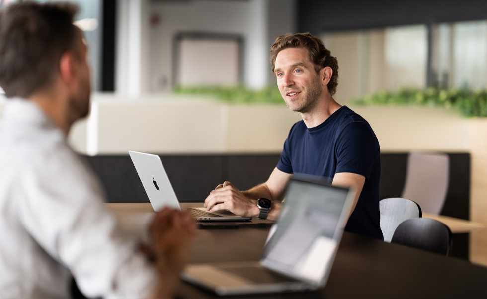 Với MacBook Pro, Giám Đốc Tác Nghiệp André-Philippe Ethier có thể dễ dàng di chuyển giữa văn phòng, các không gian chung và khu vực bán lẻ để giữ kết nối với đội ngũ của mình.